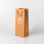 torba-papierowa-na-wino-z-bialym-logo-kraft