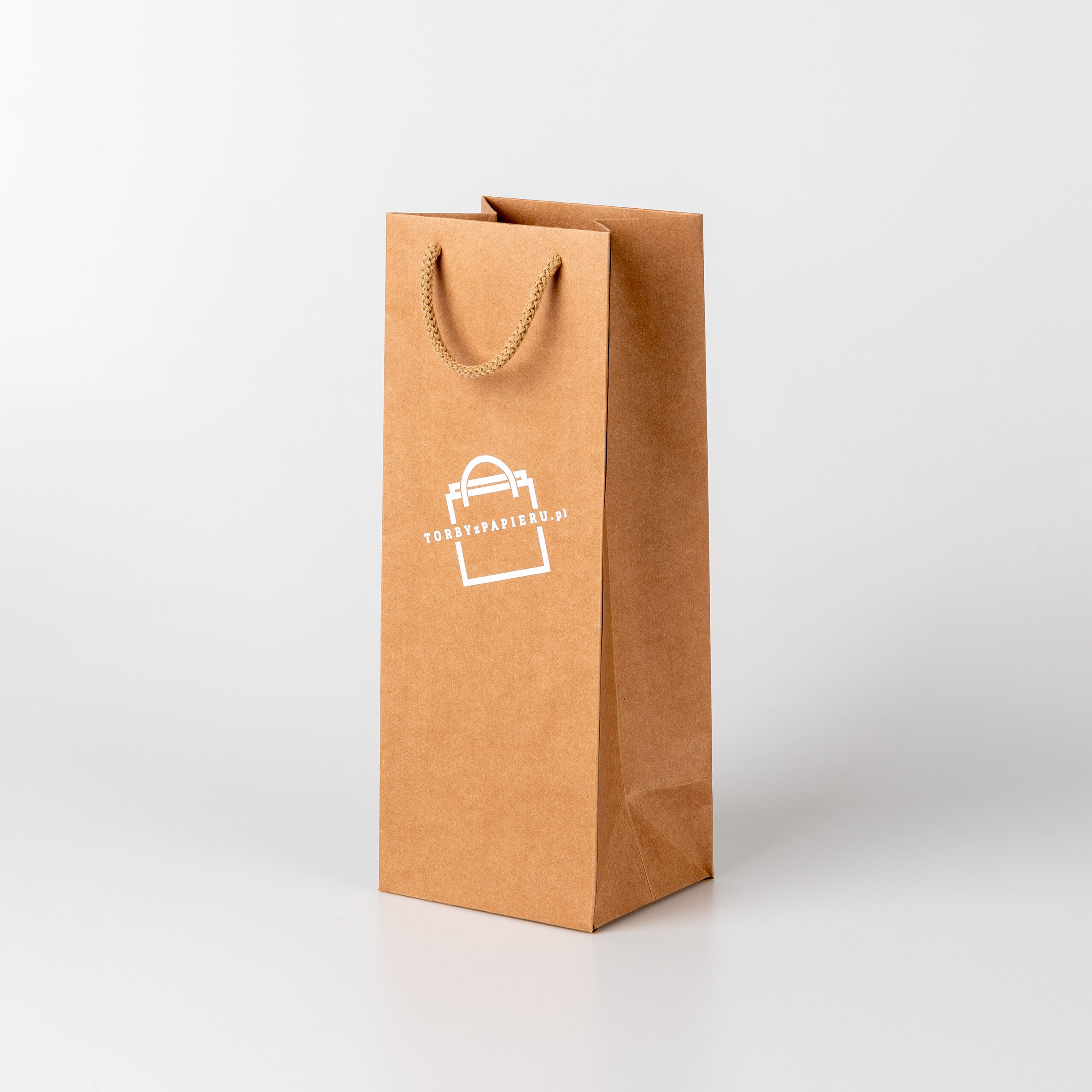 torba-papierowa-na-wino-z-bialym-logo-kraft