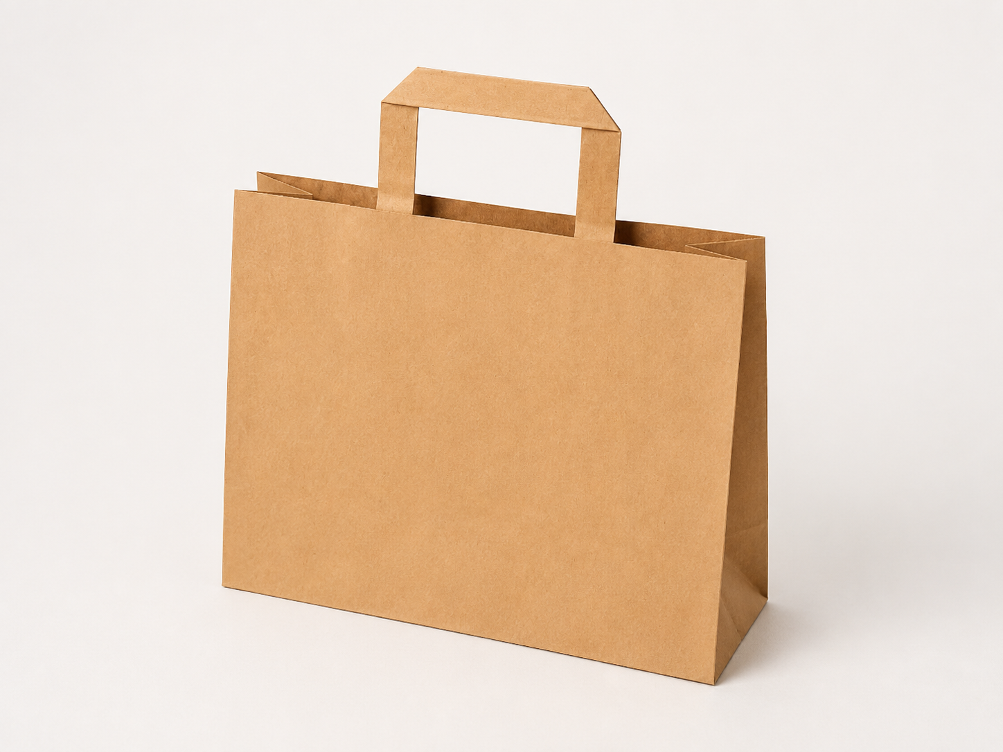 Torba papierowa kraft z płaskim uchwytem na jasnym tle